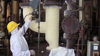 Hot pipe coating insulation system for industrial piping providing thermal efficiency and energy conservation